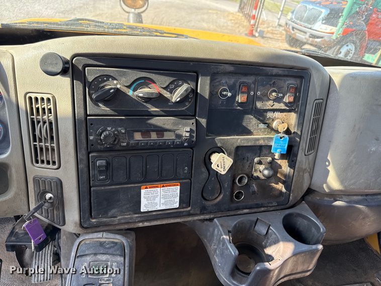 image for item EN8253 2011 International Durastar digger derrick truck