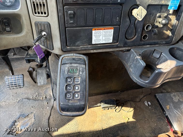 image for item EN8253 2011 International Durastar digger derrick truck