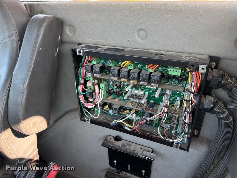 image for item EN8253 2011 International Durastar digger derrick truck