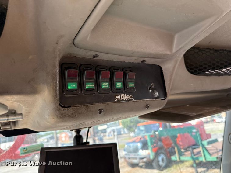 image for item EN8253 2011 International Durastar digger derrick truck