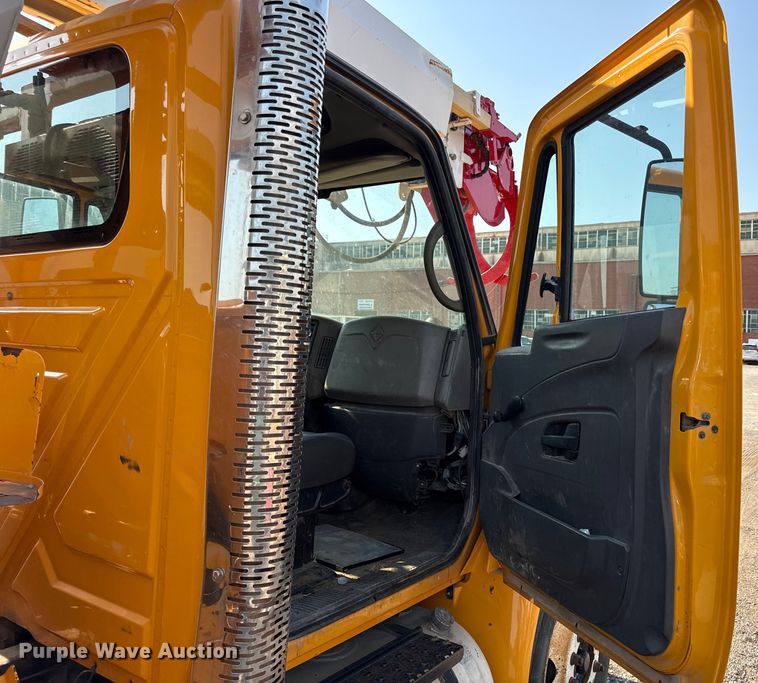 image for item EN8253 2011 International Durastar digger derrick truck