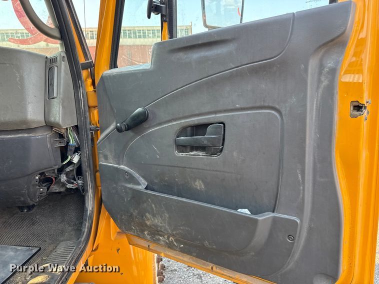 image for item EN8253 2011 International Durastar digger derrick truck