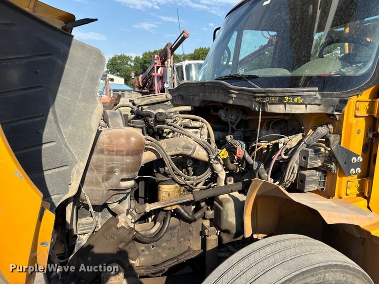 image for item EN8253 2011 International Durastar digger derrick truck