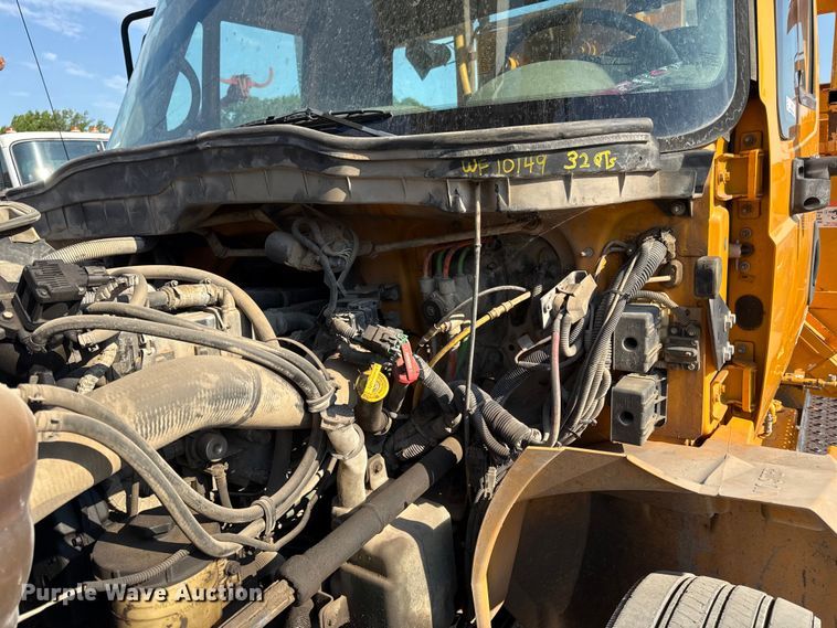 image for item EN8253 2011 International Durastar digger derrick truck