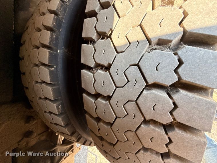 image for item EN8253 2011 International Durastar digger derrick truck