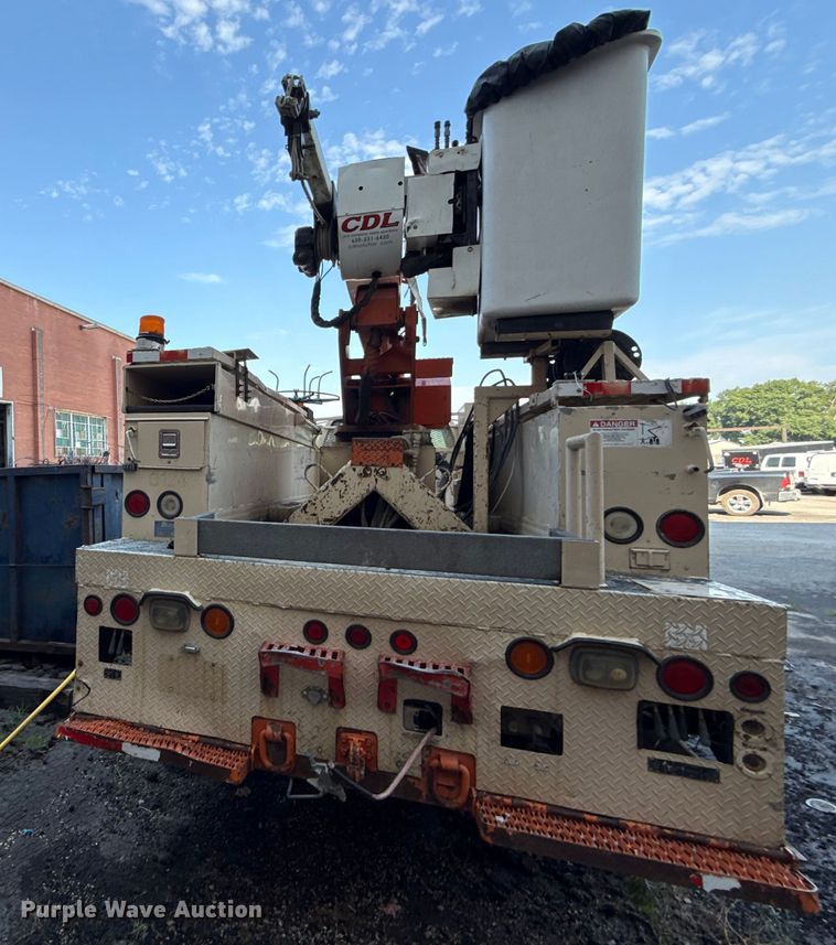 image for item EN8254 2000 GMC C7500 bucket truck