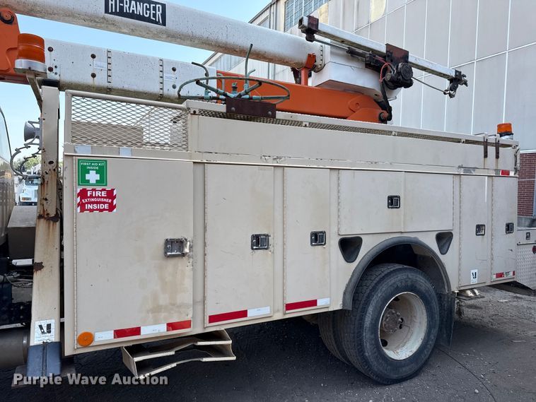 image for item EN8254 2000 GMC C7500 bucket truck