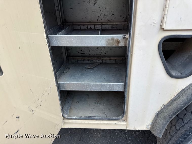 image for item EN8254 2000 GMC C7500 bucket truck