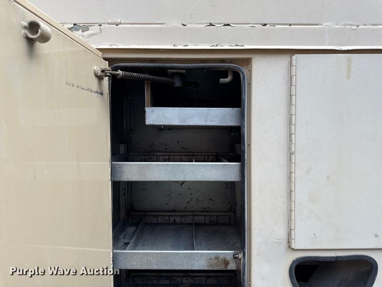 image for item EN8254 2000 GMC C7500 bucket truck