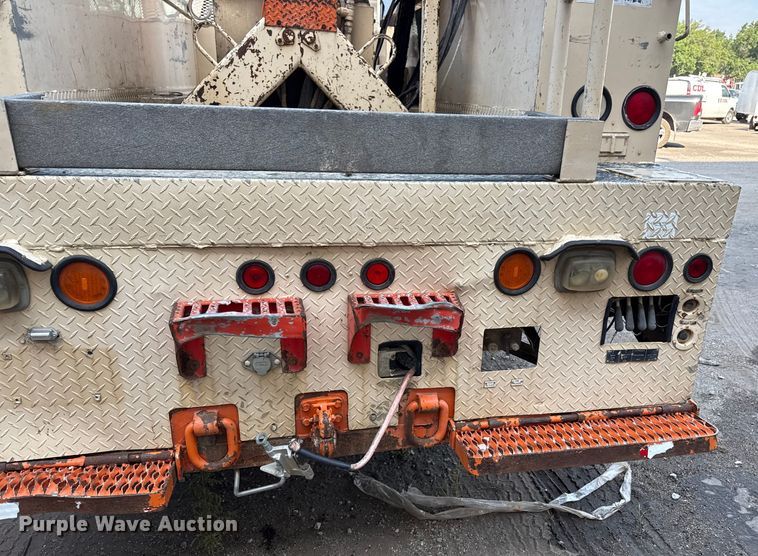 image for item EN8254 2000 GMC C7500 bucket truck