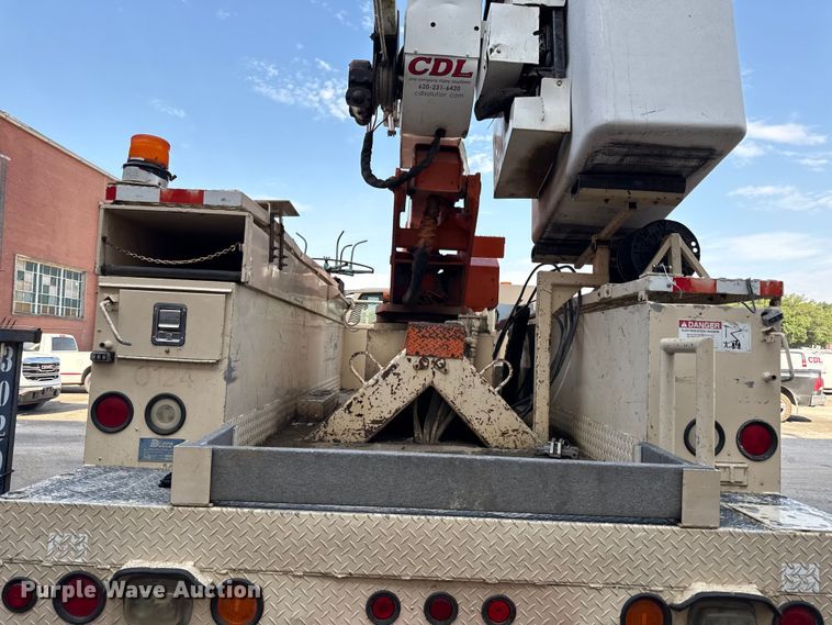 image for item EN8254 2000 GMC C7500 bucket truck