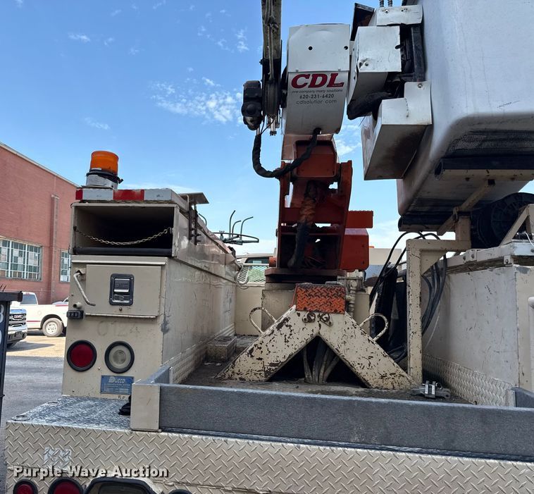 image for item EN8254 2000 GMC C7500 bucket truck