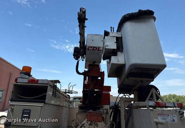 image for item EN8254 2000 GMC C7500 bucket truck