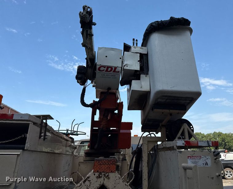 image for item EN8254 2000 GMC C7500 bucket truck