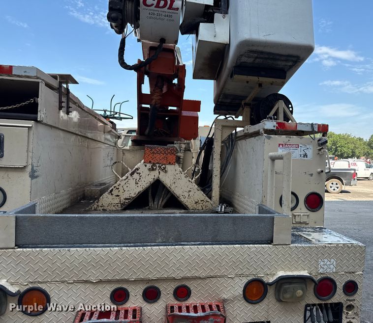 image for item EN8254 2000 GMC C7500 bucket truck