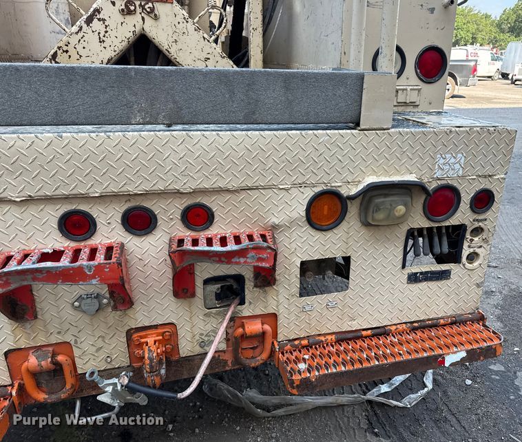 image for item EN8254 2000 GMC C7500 bucket truck