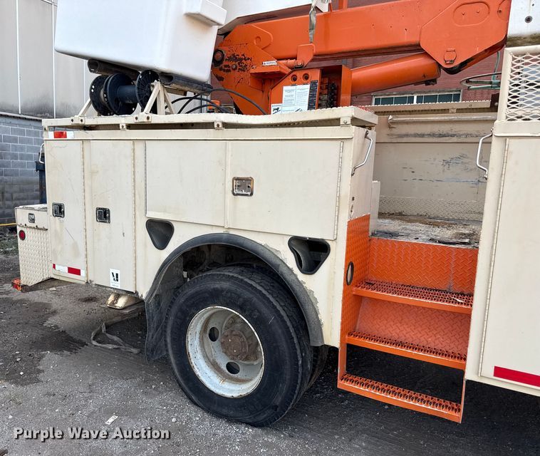 image for item EN8254 2000 GMC C7500 bucket truck