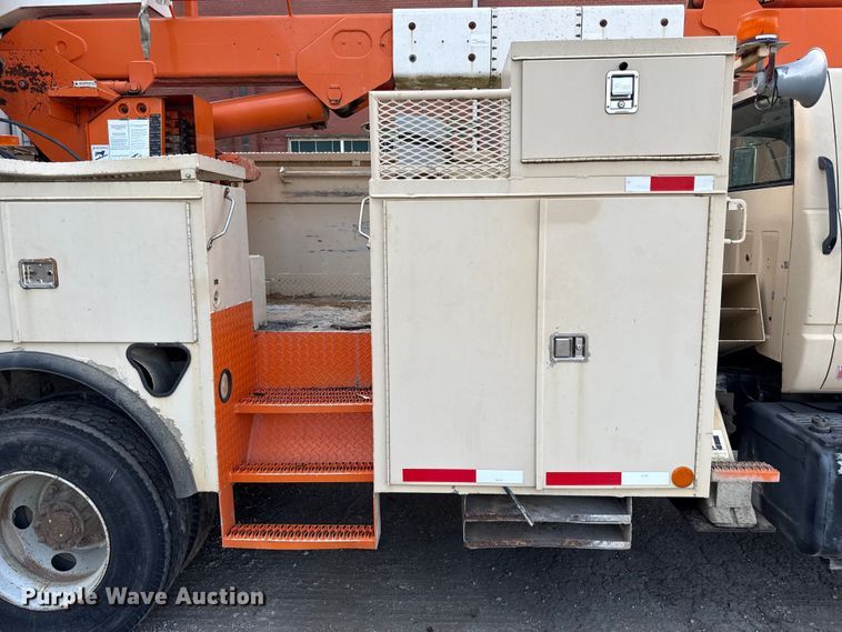image for item EN8254 2000 GMC C7500 bucket truck