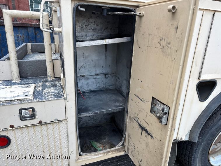 image for item EN8254 2000 GMC C7500 bucket truck