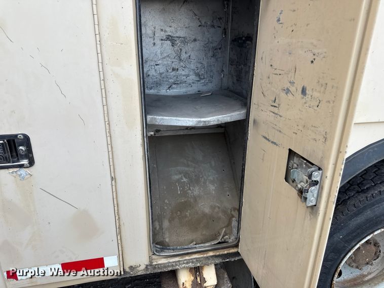 image for item EN8254 2000 GMC C7500 bucket truck