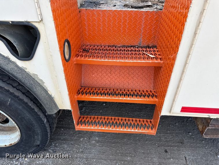 image for item EN8254 2000 GMC C7500 bucket truck