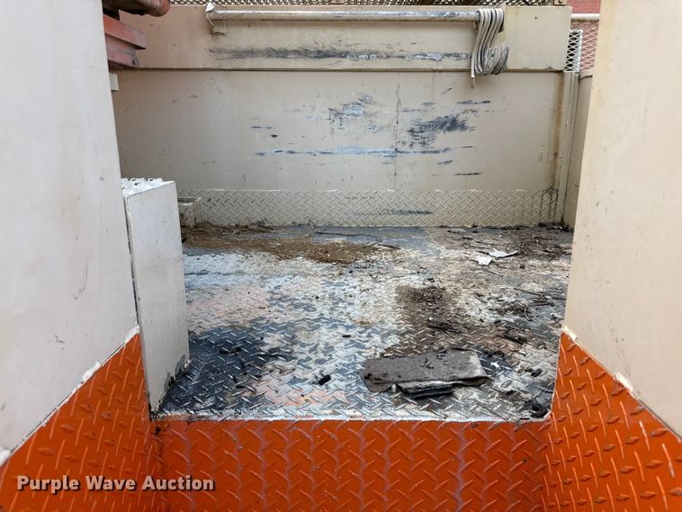 image for item EN8254 2000 GMC C7500 bucket truck