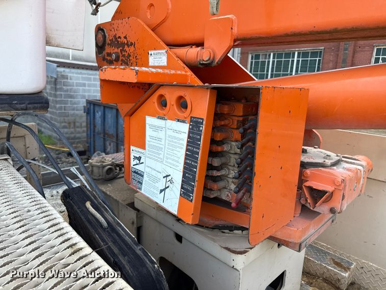 image for item EN8254 2000 GMC C7500 bucket truck