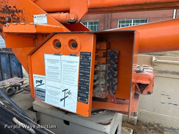 image for item EN8254 2000 GMC C7500 bucket truck