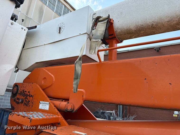 image for item EN8254 2000 GMC C7500 bucket truck