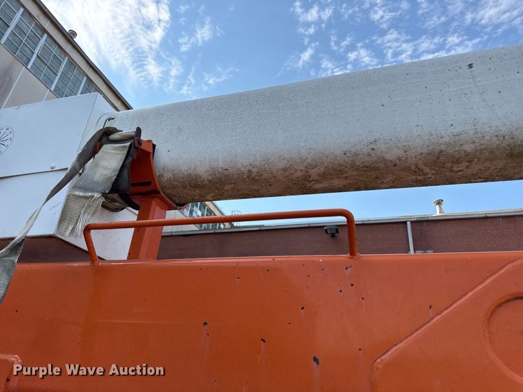 image for item EN8254 2000 GMC C7500 bucket truck