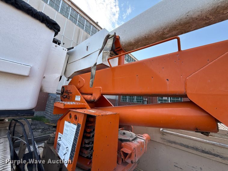 image for item EN8254 2000 GMC C7500 bucket truck