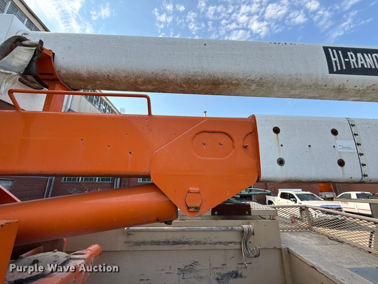 image for item EN8254 2000 GMC C7500 bucket truck