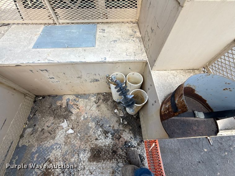 image for item EN8254 2000 GMC C7500 bucket truck