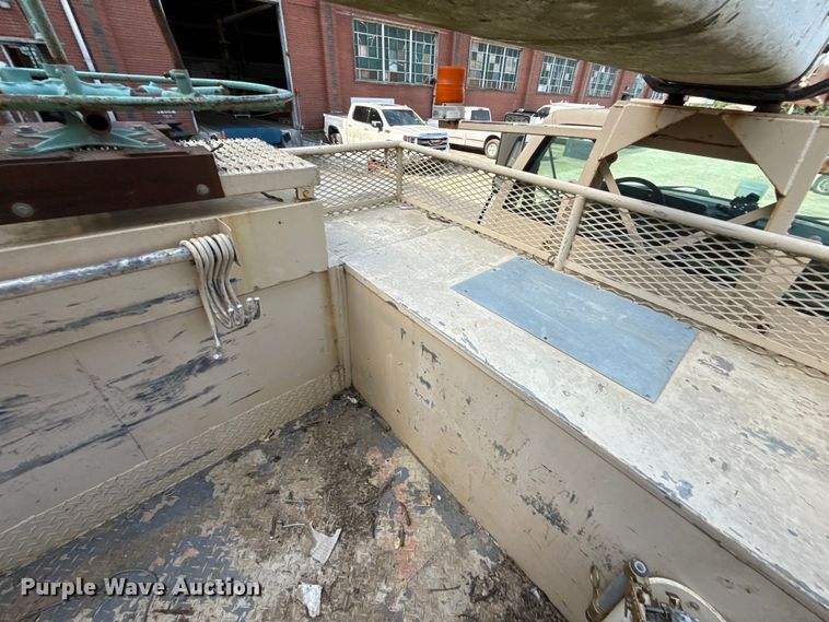 image for item EN8254 2000 GMC C7500 bucket truck