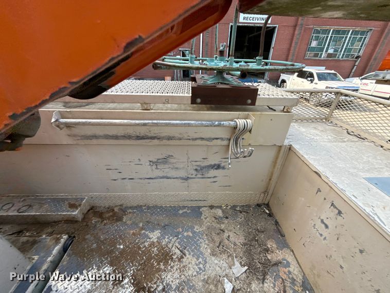 image for item EN8254 2000 GMC C7500 bucket truck