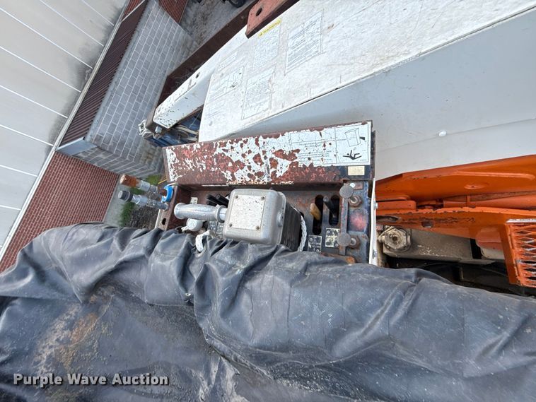 image for item EN8254 2000 GMC C7500 bucket truck