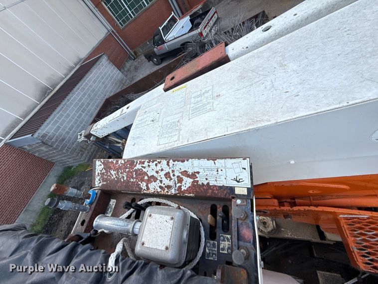 image for item EN8254 2000 GMC C7500 bucket truck