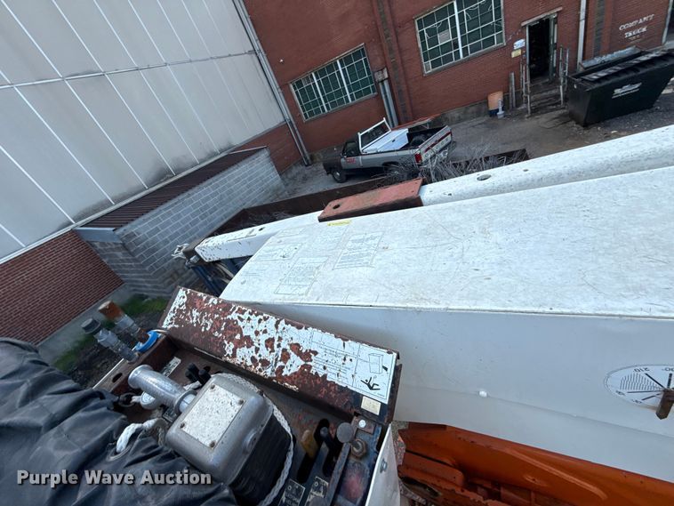 image for item EN8254 2000 GMC C7500 bucket truck