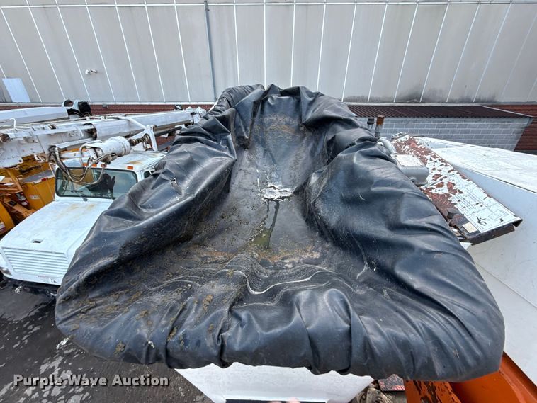 image for item EN8254 2000 GMC C7500 bucket truck