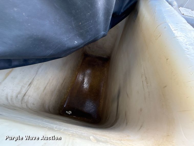 image for item EN8254 2000 GMC C7500 bucket truck