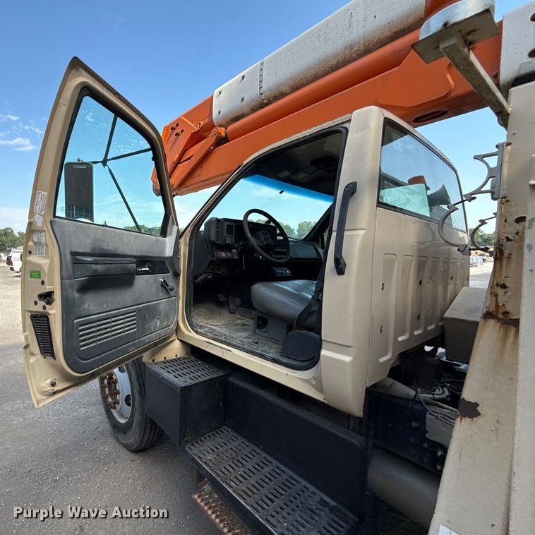 image for item EN8254 2000 GMC C7500 bucket truck