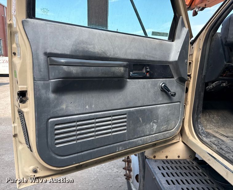 image for item EN8254 2000 GMC C7500 bucket truck