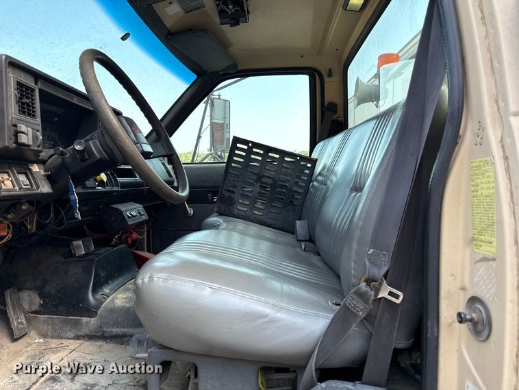 image for item EN8254 2000 GMC C7500 bucket truck