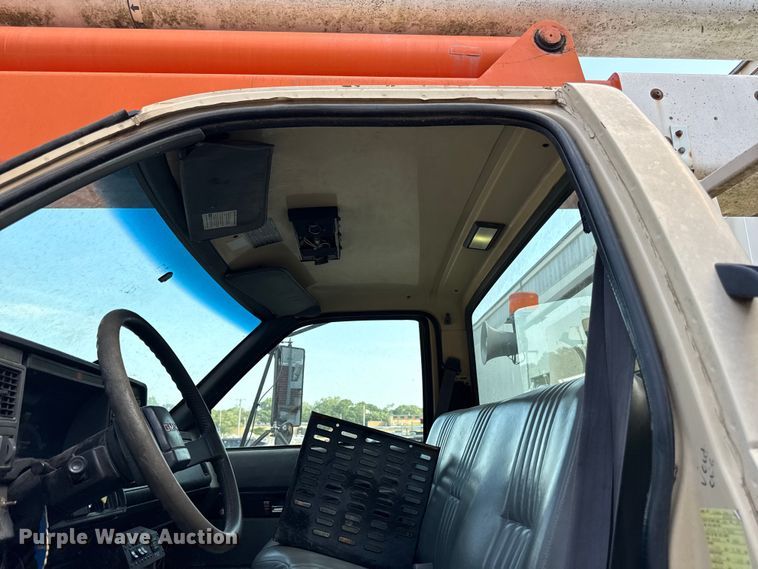 image for item EN8254 2000 GMC C7500 bucket truck
