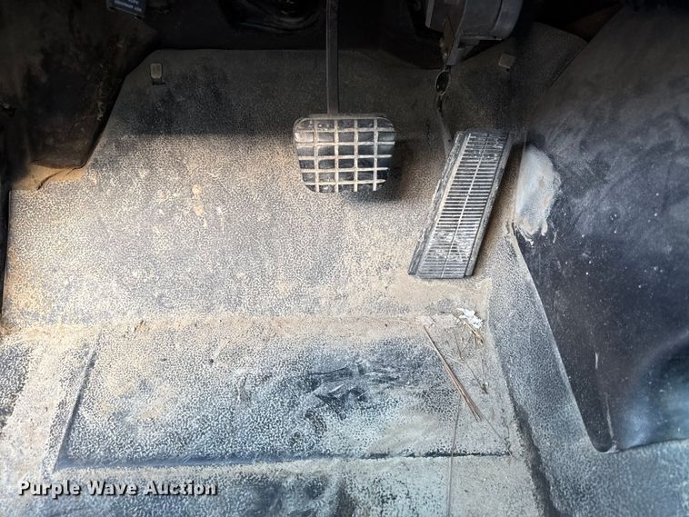 image for item EN8254 2000 GMC C7500 bucket truck