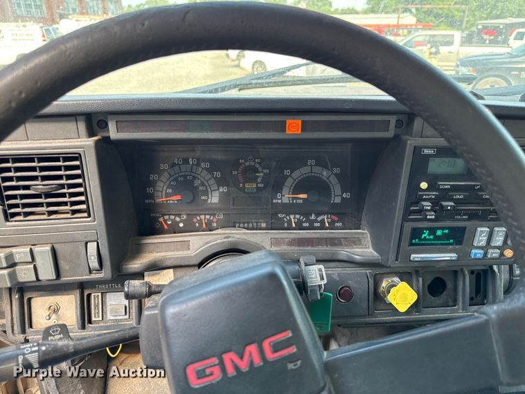 image for item EN8254 2000 GMC C7500 bucket truck