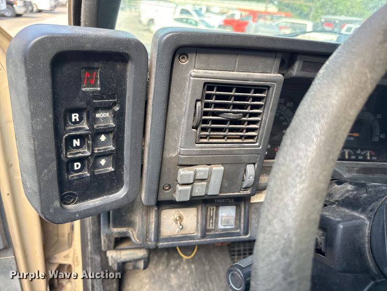 image for item EN8254 2000 GMC C7500 bucket truck