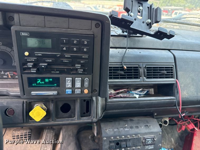 image for item EN8254 2000 GMC C7500 bucket truck