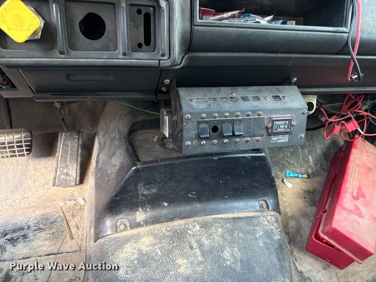 image for item EN8254 2000 GMC C7500 bucket truck