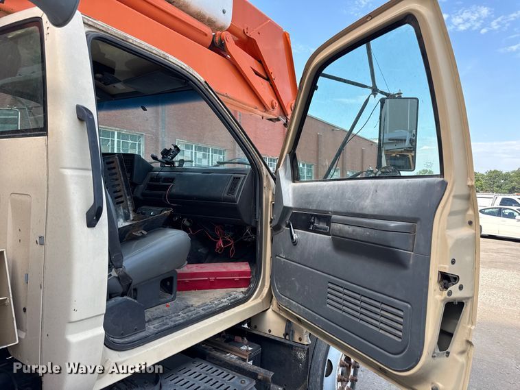 image for item EN8254 2000 GMC C7500 bucket truck